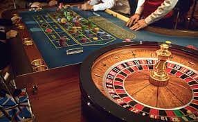 Dealer Speed Blackjack di meja langsung istana casino dengan antarmuka interaktif